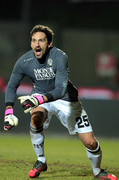 慎入，尼日利亚超比赛中一球员被对方球迷冲进场内割喉（慎入：尼日利亚联赛惊魂，对方球迷闯入赛场割喉球员）