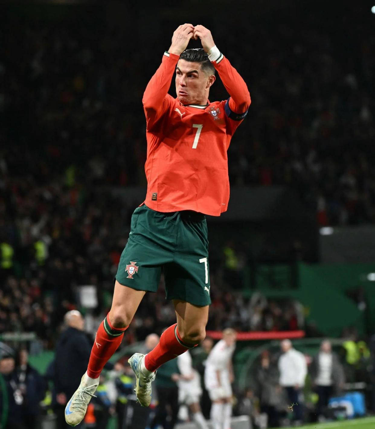 高层力挺斯洛特！利物浦敲定萨拉赫处罚，埃及球星恐无缘最后两战（利物浦高层力撑斯洛特，萨拉赫处罚敲定或缺席赛季末两战）