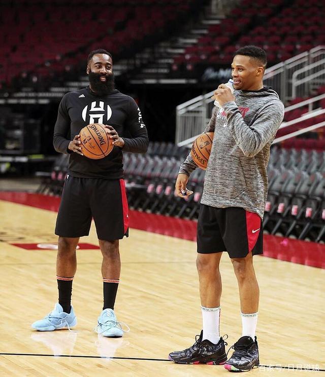 3C：退役三天前我和莱万说不想再为任何球队踢球，除非是巴萨（3C：退役前三天我对莱万说，除非是巴萨，我不会再为任何球队出战）